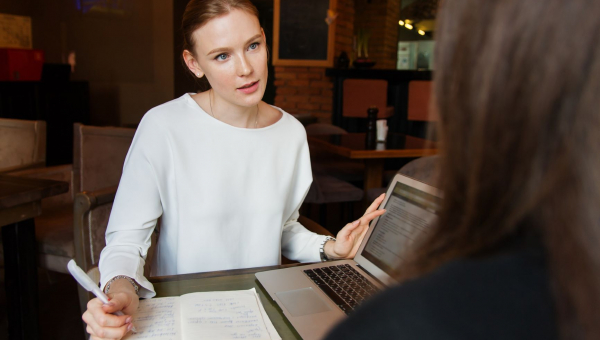 Primo incontro con la babysitter. Consigli per i genitori